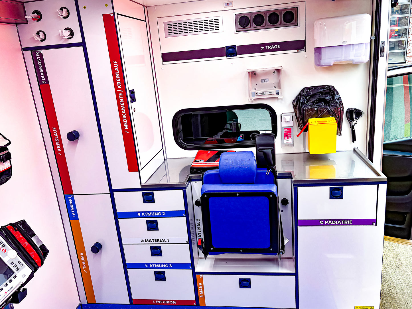 Rettungswagen Innenraum mit farbiger Beschriftungsfolie zur besseren orientierung.